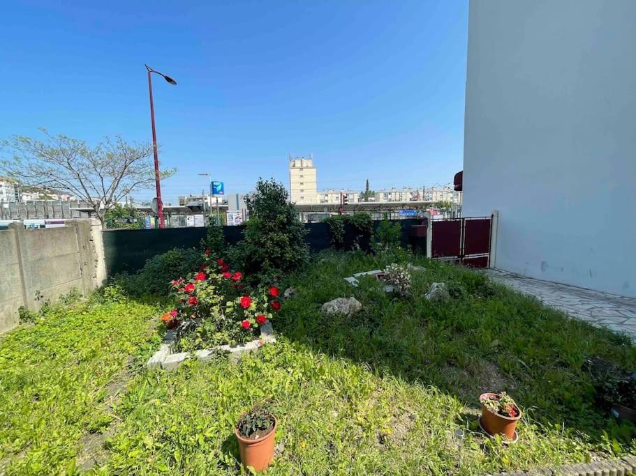 La Maison Est Situee En Face De La Gare Bondy Dış mekan fotoğraf