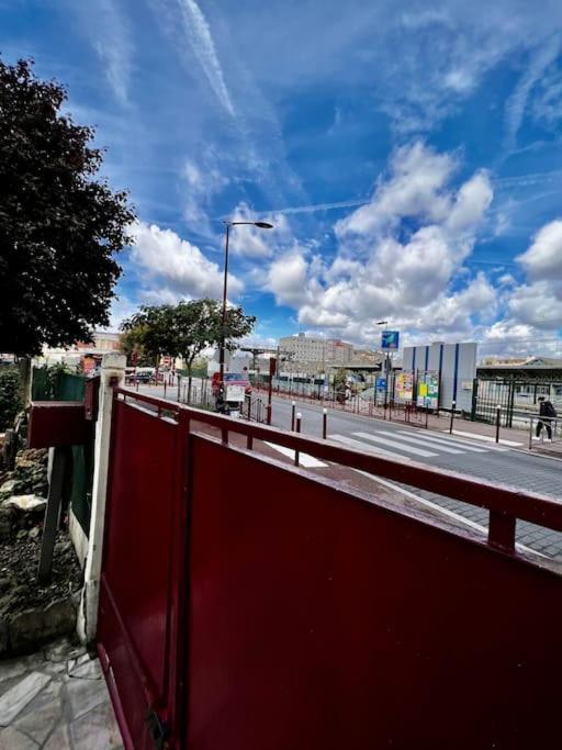 La Maison Est Situee En Face De La Gare Bondy Dış mekan fotoğraf