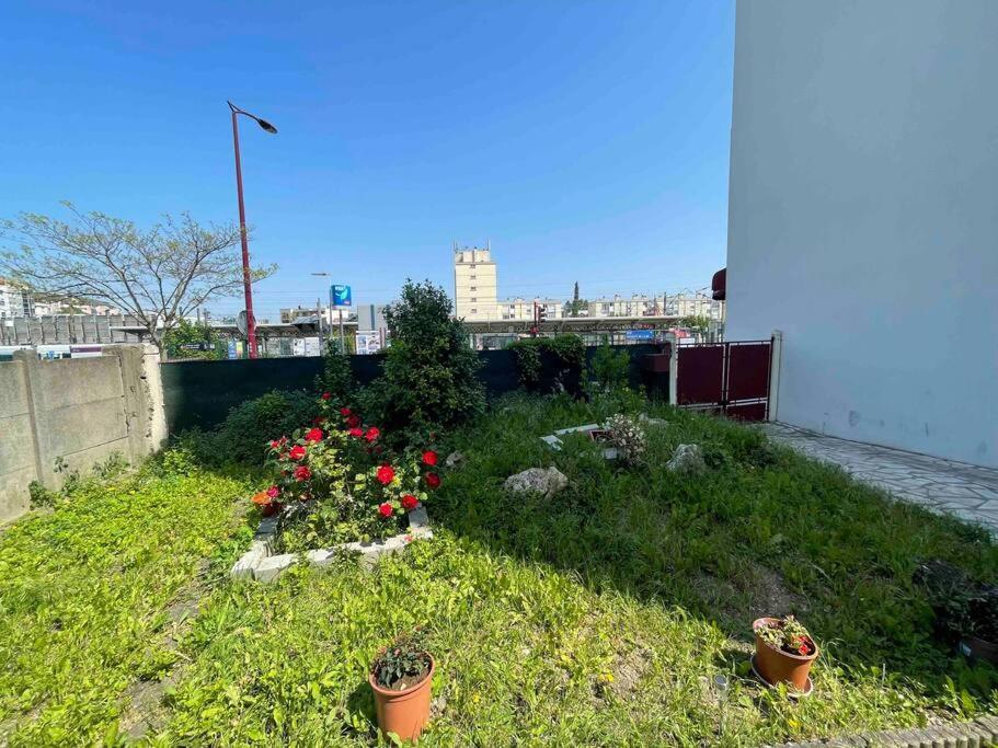 La Maison Est Situee En Face De La Gare Bondy Dış mekan fotoğraf