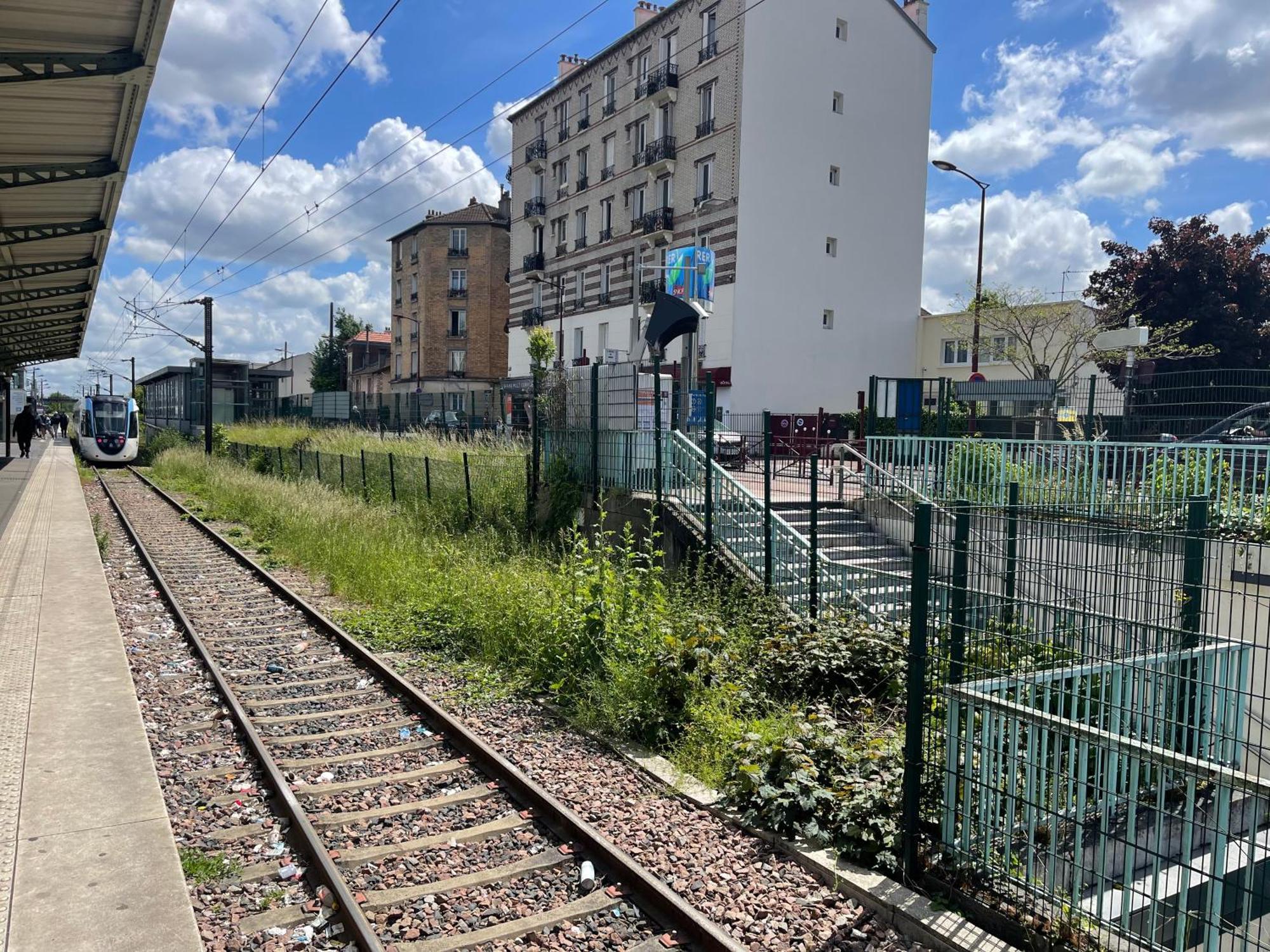 La Maison Est Situee En Face De La Gare Bondy Dış mekan fotoğraf