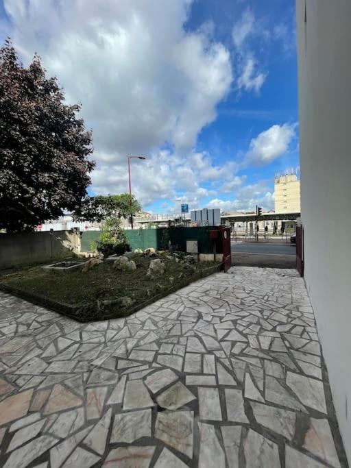 La Maison Est Situee En Face De La Gare Bondy Dış mekan fotoğraf