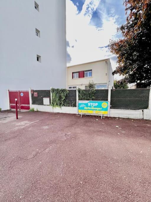 La Maison Est Situee En Face De La Gare Bondy Dış mekan fotoğraf
