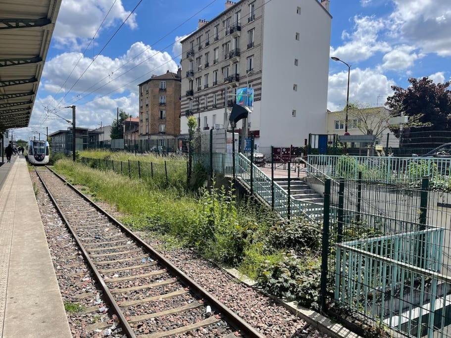 La Maison Est Situee En Face De La Gare Bondy Dış mekan fotoğraf