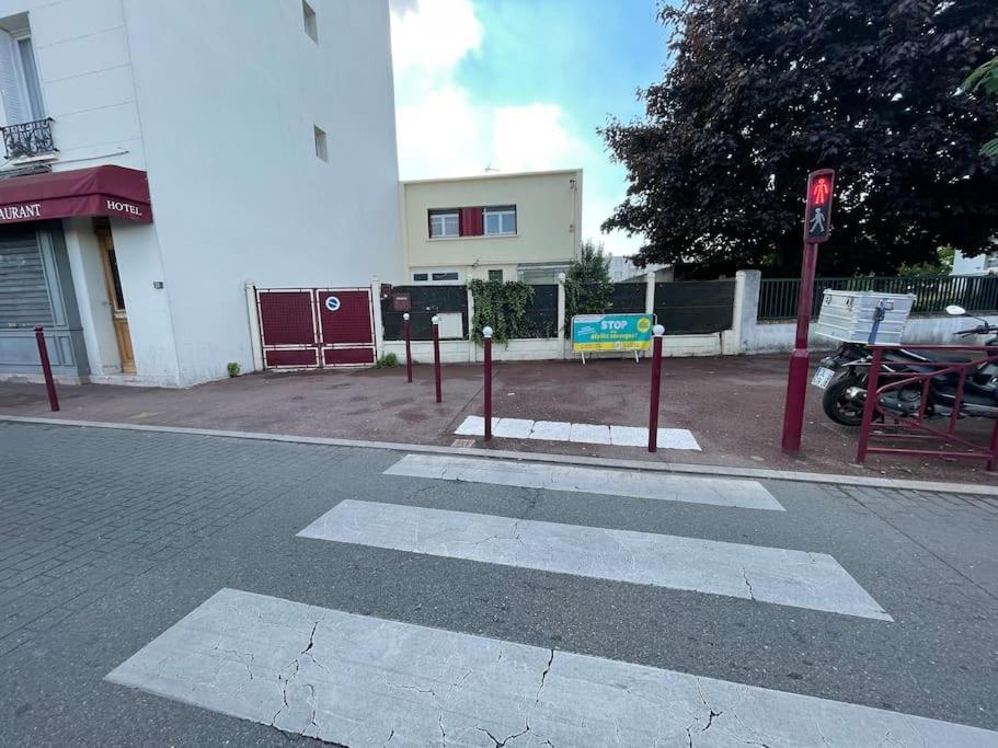La Maison Est Situee En Face De La Gare Bondy Dış mekan fotoğraf