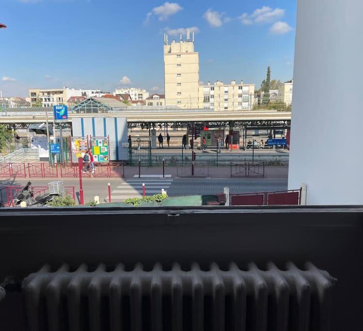 La Maison Est Situee En Face De La Gare Bondy Dış mekan fotoğraf