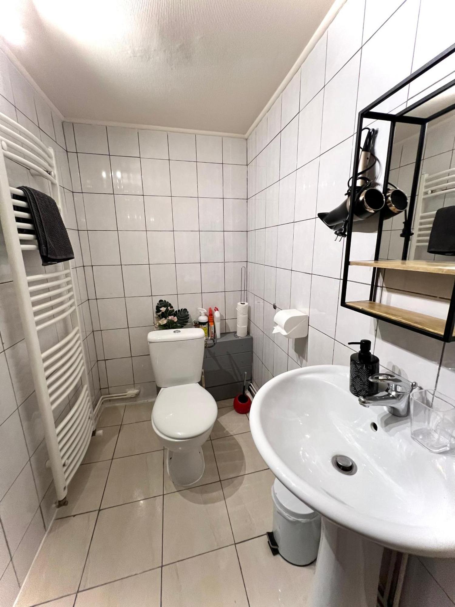 La Maison Est Situee En Face De La Gare Bondy Dış mekan fotoğraf